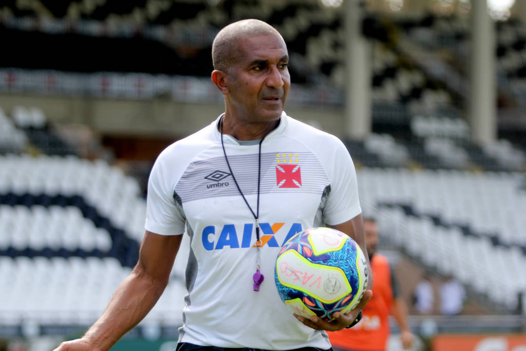 Cristóvão Borges tenta ajustar defesa para conseguir classificação (Foto: Paulo Fernandes/Vasco)