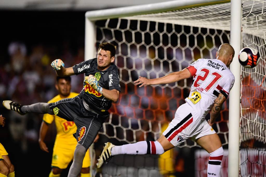 Maicon falhou no primeiro gol do Mirassol ao tentar sair jogando (Foto: Fernando Dantas/Gazeta Press)