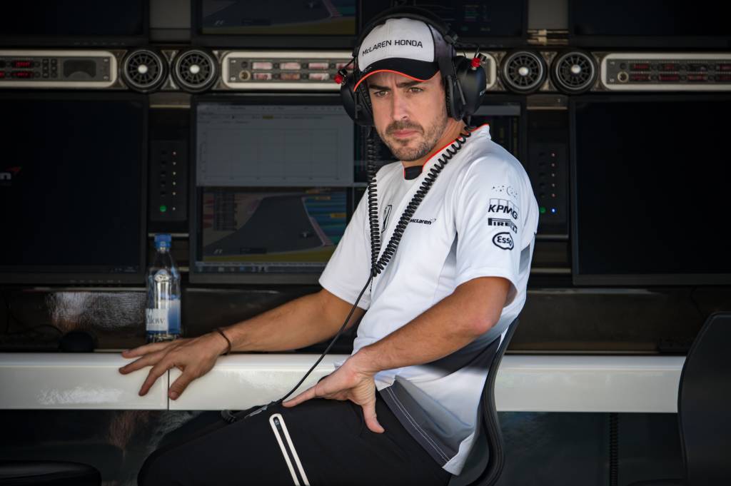 McLaren Honda's Spanish driver Fernando Alonso sits at his team engineers stand during the third practice session at the Sakhir circuit in Manama on April 2, 2016 ahead of the Bahrain Formula One Grand Prix. AFP PHOTO / ANDREJ ISAKOVIC / AFP / ANDREJ ISAKOVIC