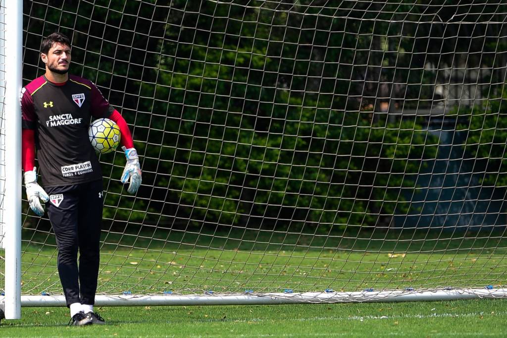 Denis deve começar a entrar em rodízio com Renan Ribeiro por uma vaga como reserva imediato de Sidão (Foto: Fernando Dantas/Gazeta Press)