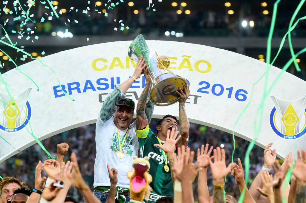 O presidente Paulo Nobre (e) e o jogador Dudu, do Palmeiras, levantam a taÃ§a de campeÃ£o do Campeonato Brasileiro 2016, com uma rodada de antecedÃªncia, apÃ³s a vitÃ³ria, por 1 a 0, na partida contra a Chapecoense, vÃ¡lida pela trigÃ©sima sÃ©tima rodada da competiÃ§Ã£o.