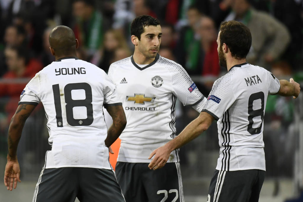 Mkhitaryan marcou o gol da vitória, mas acabou sentindo lesão e foi substituído (Foto: Philippe Desmazes/AFP)