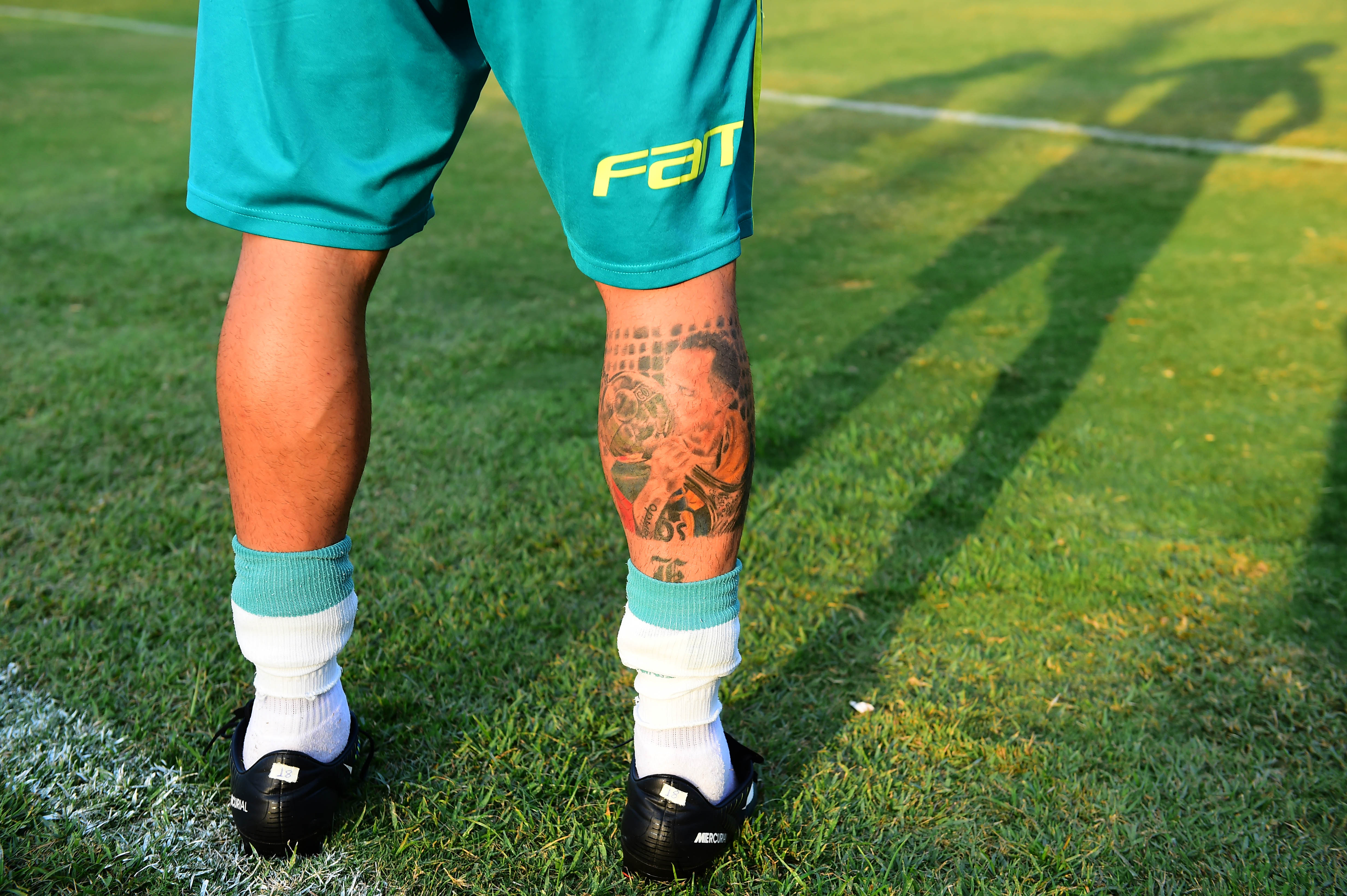 Melhor jogador da Copa Libertadores 2016, meia fez uma tatuagem com o troféu (Foto: Sergio Barzaghi/Gazeta Press)