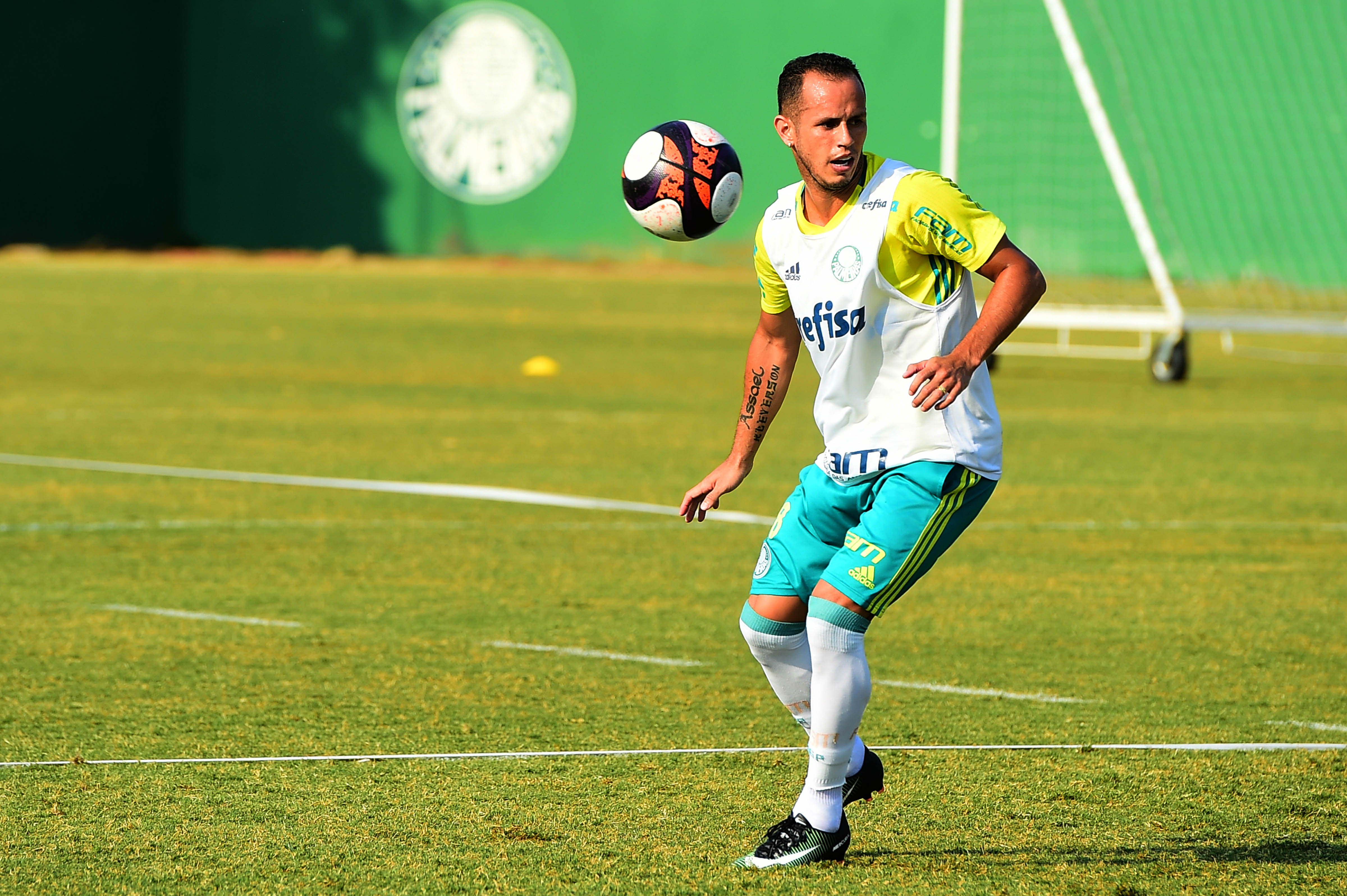 Então jogador do Atlético Nacional, Guerra ficou comovido com acidente da Chape (Foto: Sergio Barzaghi/Gazeta Press)