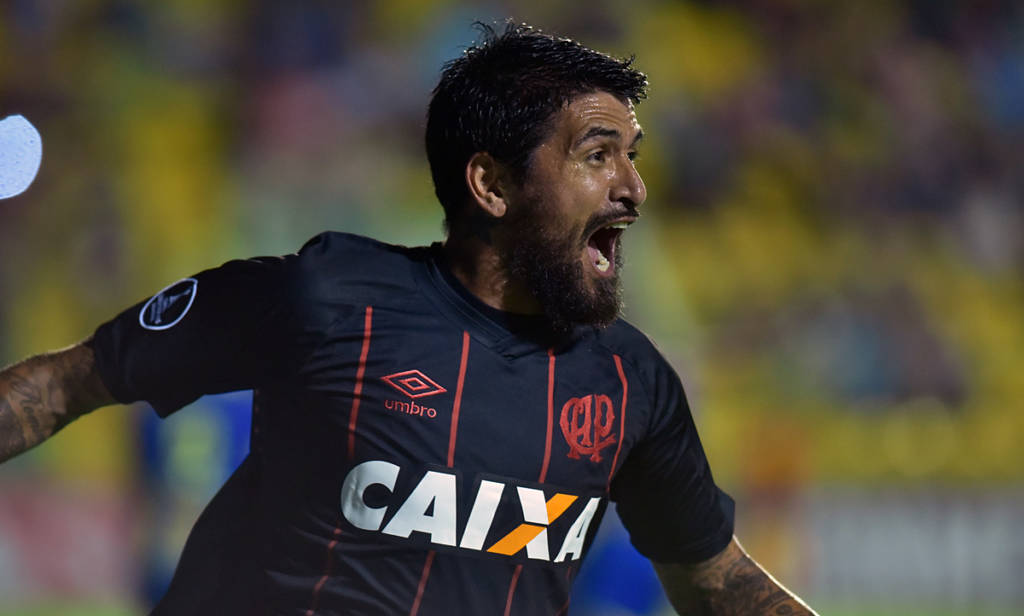 Criticado, desta vez Lucho foi o heroi atleticano (Foto: Daniel Duarte/AFP)