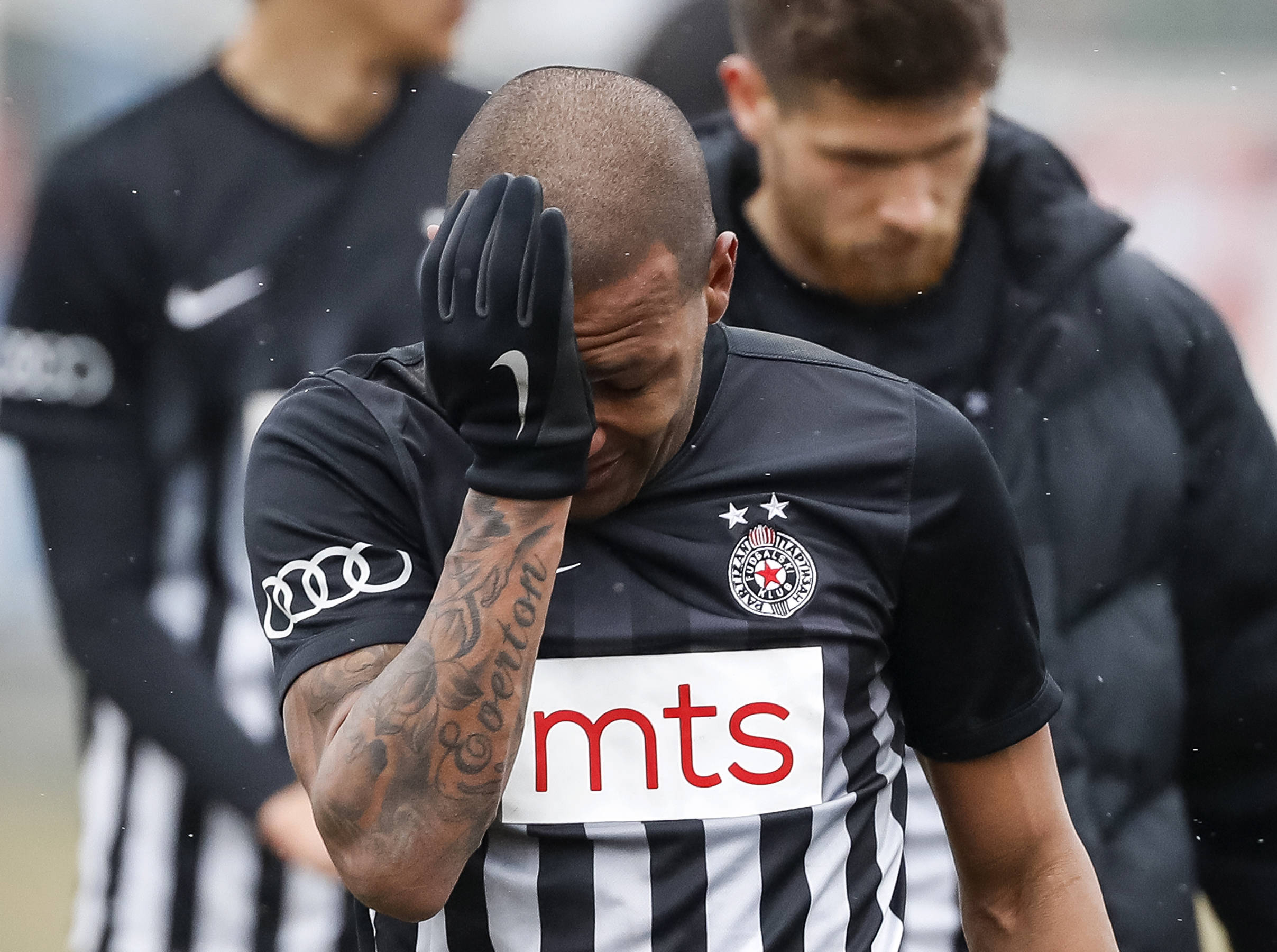 Everton Luiz deixou o campo chorando (Foto: AFP/STR)