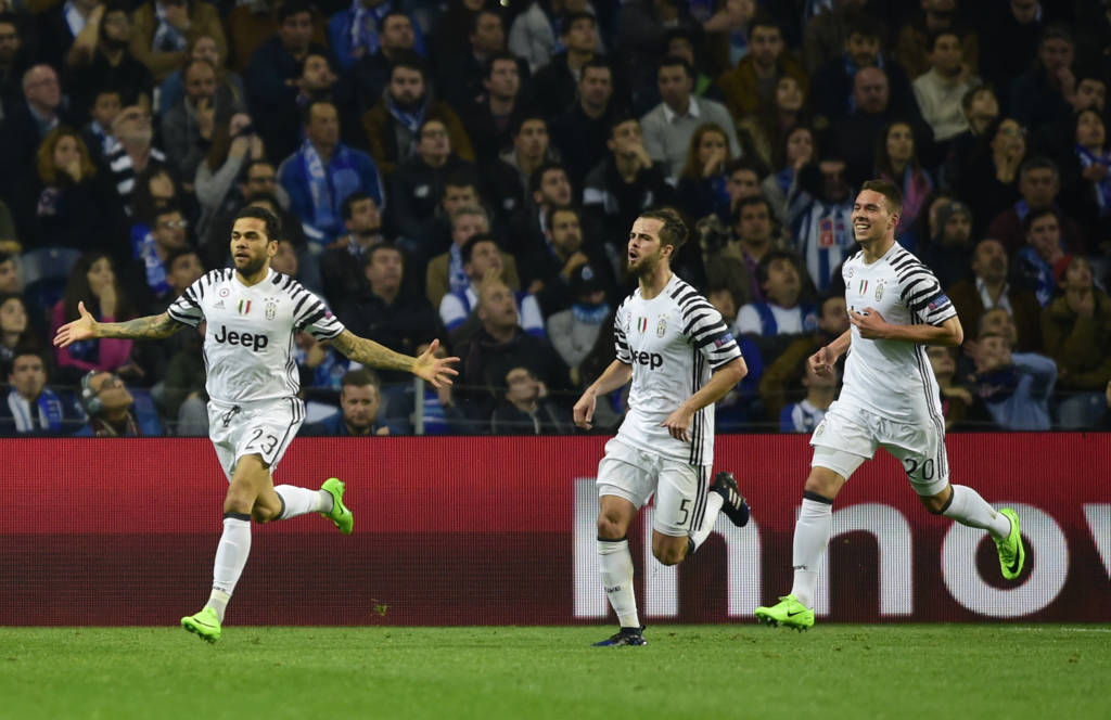 Daniel Alves marcou um dos gols na vitória da Juve na Liga dos Campeões (Foto: Miguel Riopa/AFP)