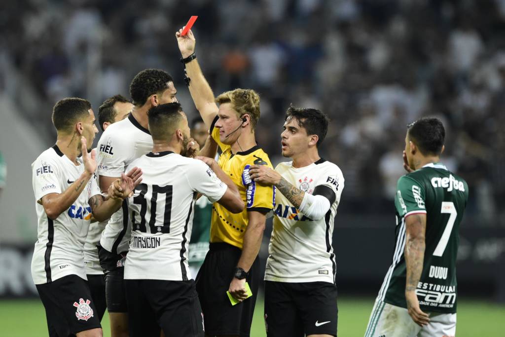 Árbitro aplicou o cartão para o jogador errado no clássico (Foto: Fernando Dantas/ Gazeta Press)