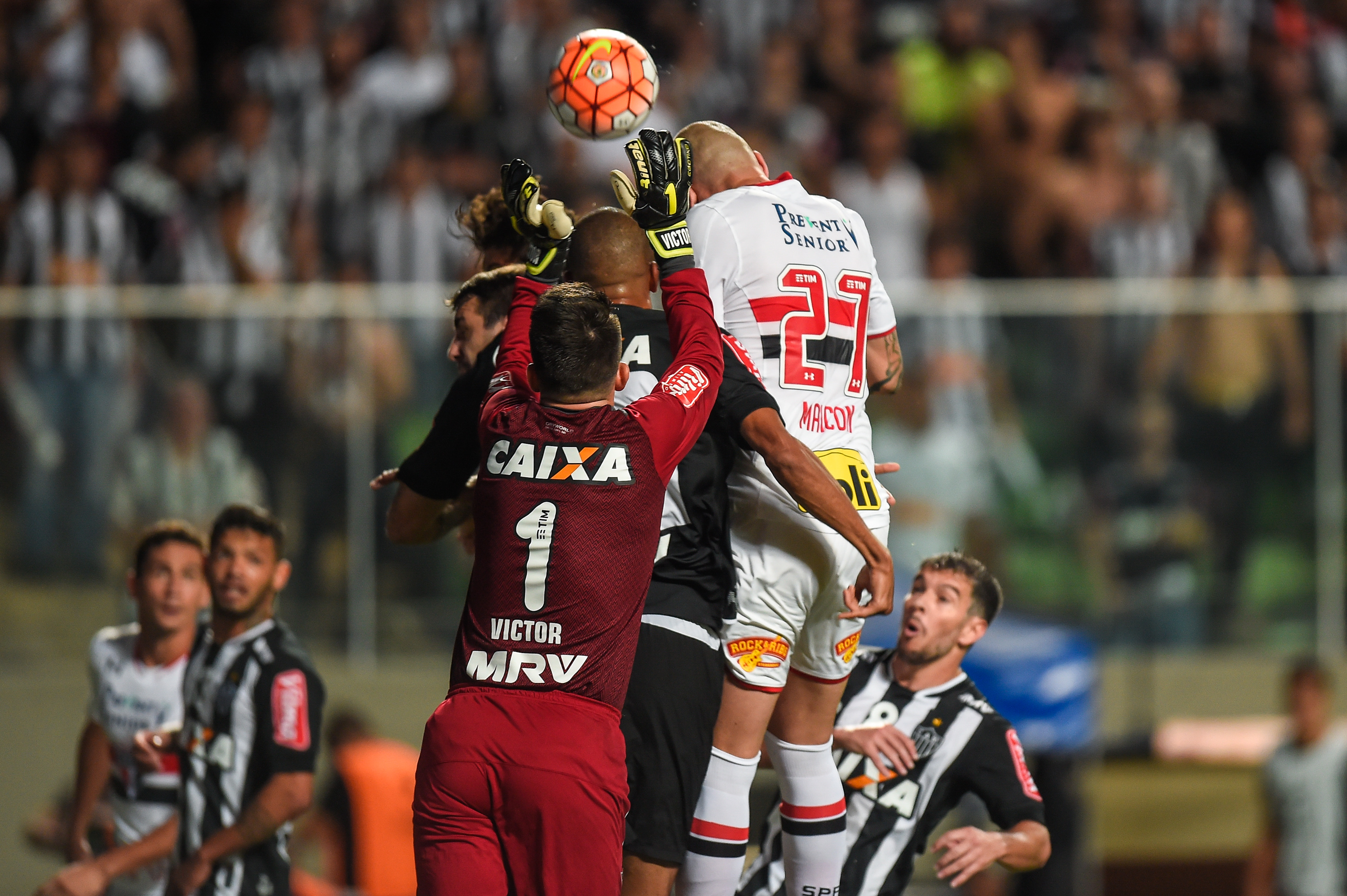 O Galo vencia por 2 a 0 no Horto quando Maicon descontou de cabeça, marcando o gol da classificação tricolor (Foto: Pedro Vilela/Getty Images)