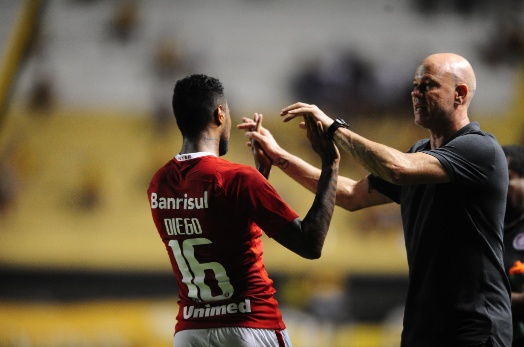 Diego valorizou a conversa com o técnico Antônio Carlos Zago no intervalo (Foto: Twitter Internacional)