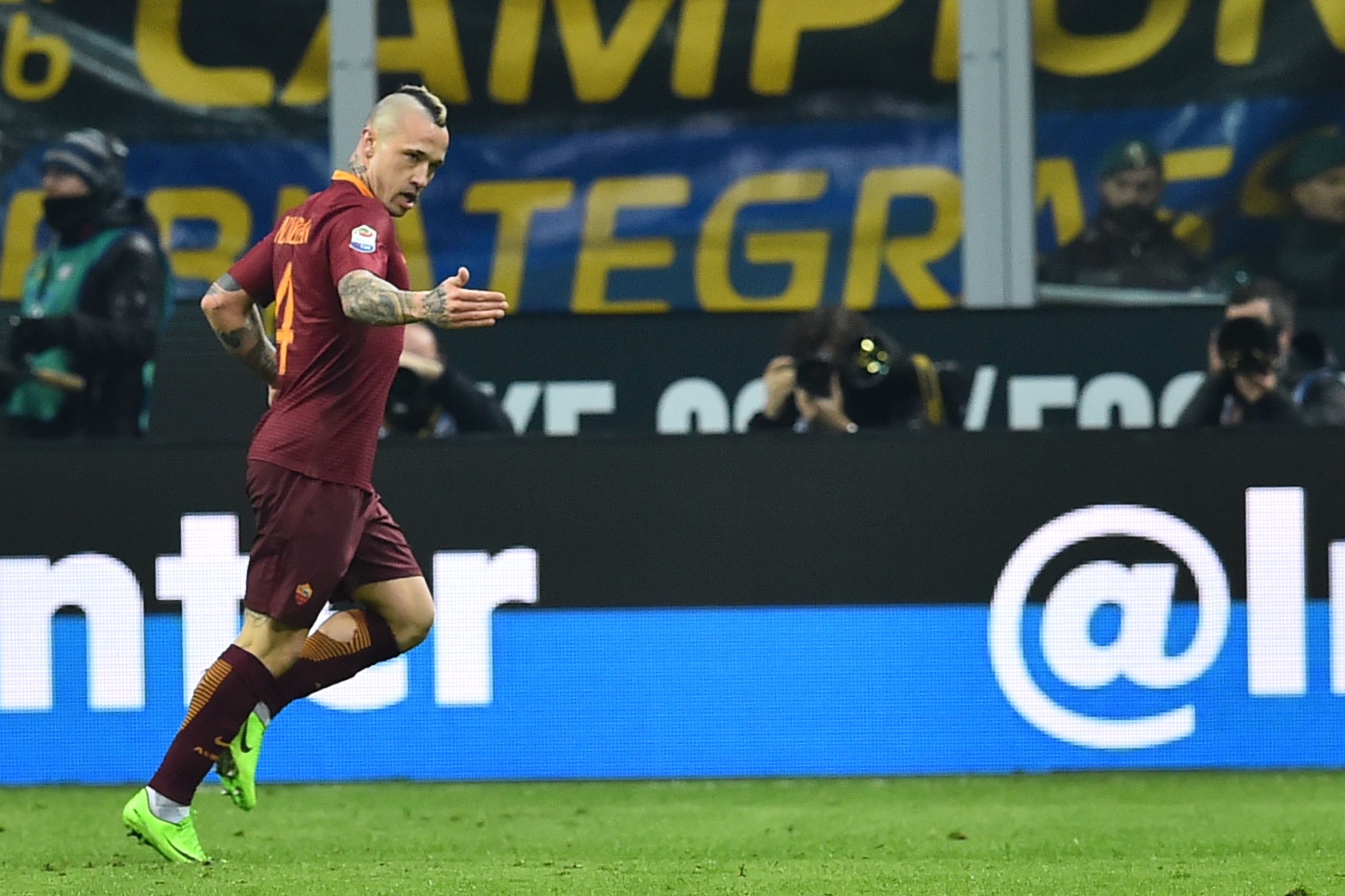 Nainggolan ampliou a vantagem da Roma no segundo tempo (Foto: AFP/GIUSEPPE CACACE)