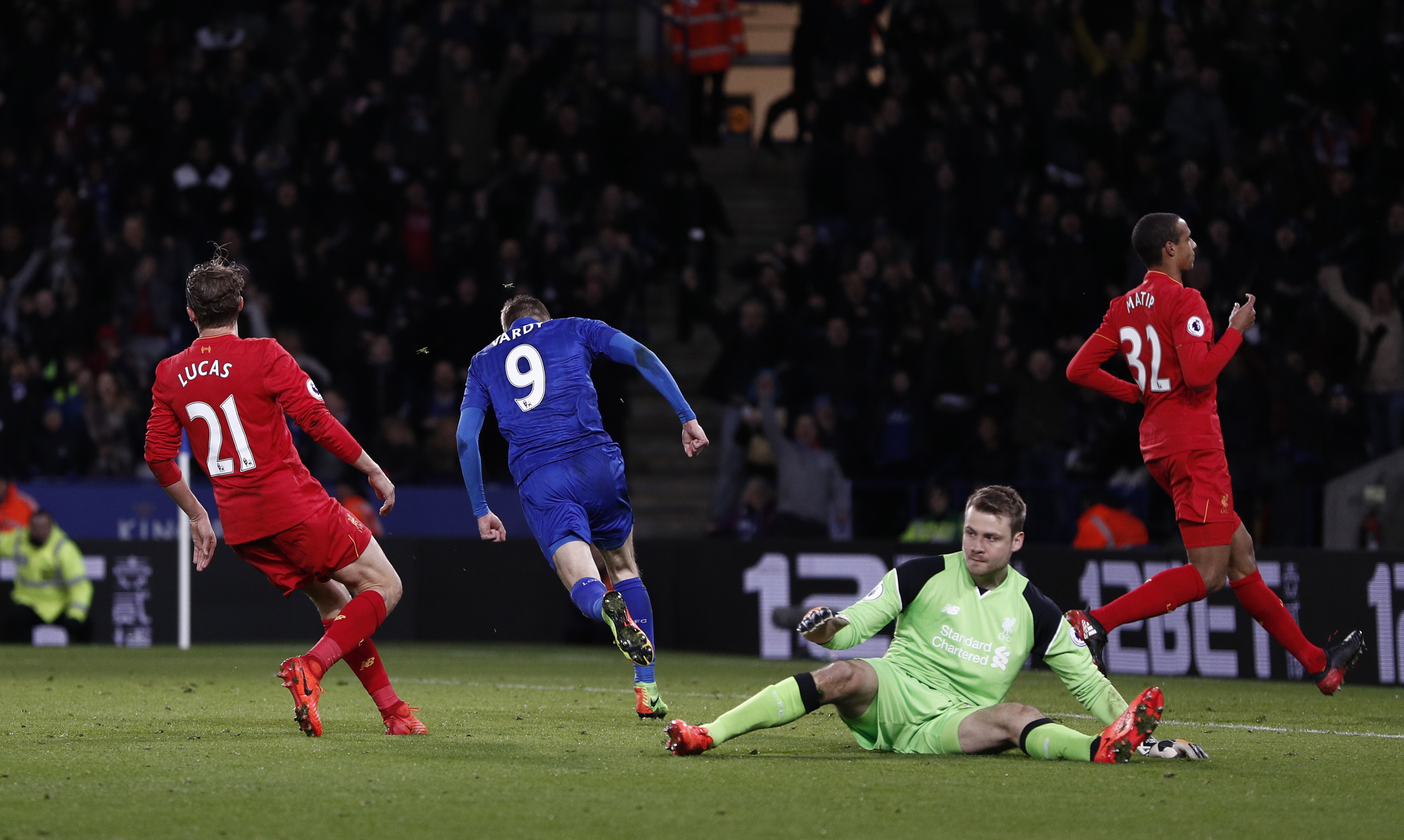 Jamie Vardy anotou dois gols nesta segunda-feira (Foto: AFP/ADRIAN DENNIS)