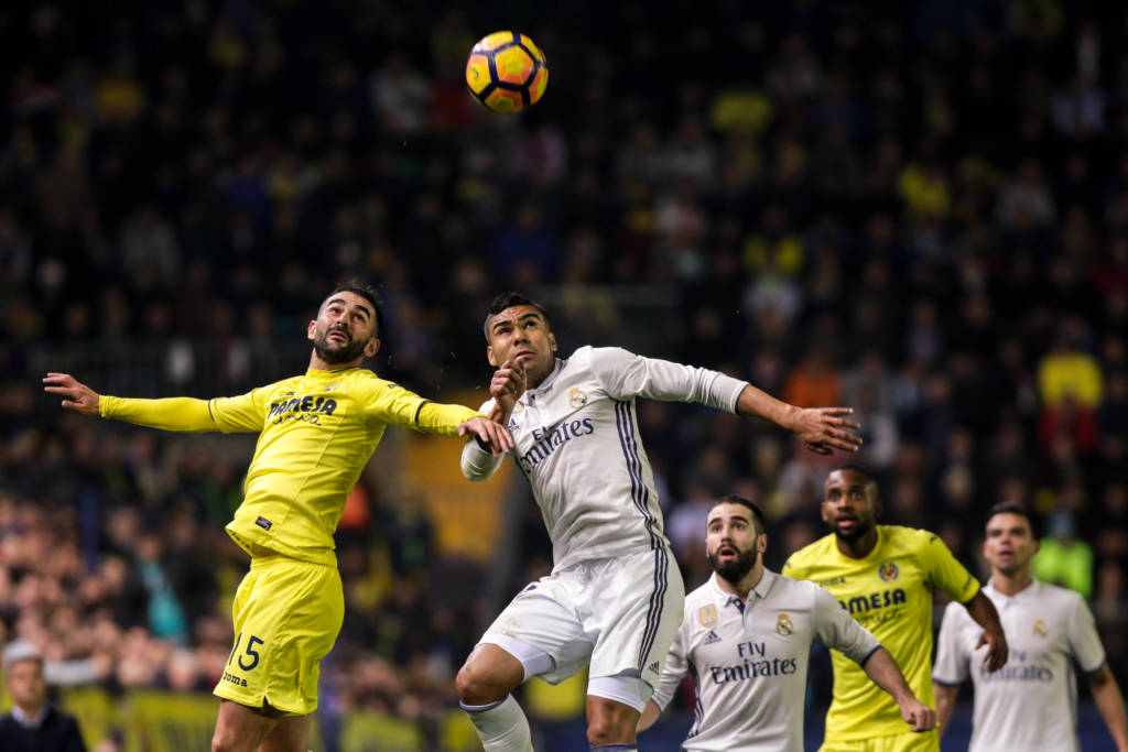 Villarreal's forward Adrian Lopez (L) vies with Real Madrid's Brazilian midfielder Casemiro during the Spanish League football match Villarreal CF vs Real Madrid at El Madrigal stadium in Vila-real on February 26, 2017.  / AFP PHOTO / BIEL ALINO
