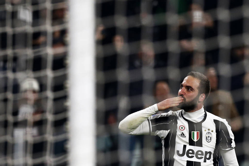O argentino Gonzalo Higuain voltou a marcar gol em cima de sua ex-equipe (Foto: AFP PHOTO / Marco BERTORELLO)