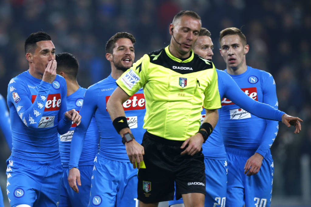 Os jogadores do Napoli cercaram o árbitro Paolo Valeri depois do segundo pênalti marcado para a Juventus (Foto: AFP PHOTO / Marco BERTORELLO)