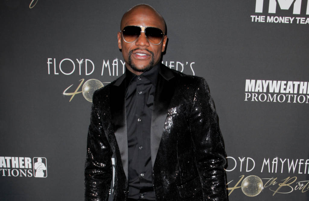 Former US boxer Floyd Mayweather poses prior to his 40th Birthday celebration in Los Angeles, California, on February 25, 2017. / AFP PHOTO / TIBRINA HOBSON