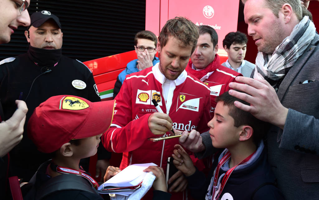 Vettel atendeu fãs e jornalistas ao final do terceiro dia de treinos em Barcelona (Foto: JOSE JORDAN/AFP)