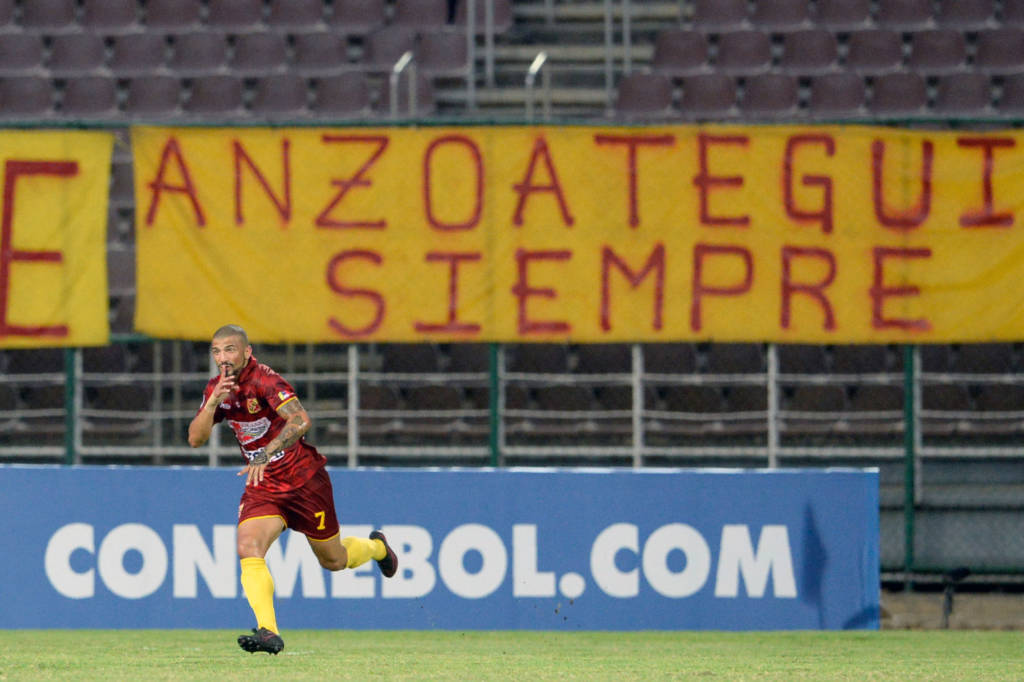 Martins marcou o segundo gol em cobrança de pênalti, mas havia pouca torcida para comemorar (foto: Federico Parra/AFP)