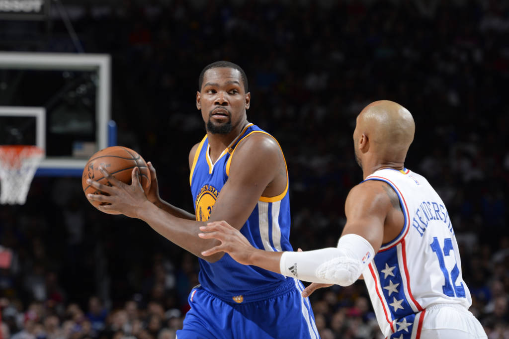 PHILADELPHIA, PA - FEBRUARY 27: Kevin Durant #35 of the Golden State Warriors handles the ball during a game against the Philadelphia 76ers on February 27, 2017 at the Wells Fargo Center in Philadelphia, Pennsylvania. NOTE TO USER: User expressly acknowledges and agrees that, by downloading and/or using this photograph, user is consenting to the terms and conditions of the Getty Images License Agreement. Mandatory Copyright Notice: Copyright 2017 NBAE David Dow/NBAE via Getty Images/AFP