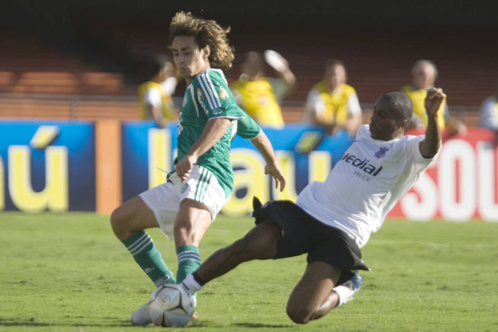 Contra o palmeirense Valdívia e outros rivais, volante fez o seu "feijão com arroz" (foto: Daniel Augusto Jr./Ag. Corinthians)