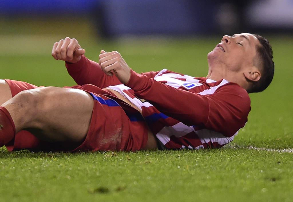 Torres teve que se encaminhar ao hospital após deixar o gramado desacordado (Foto: Miguel Riopa/AFP)