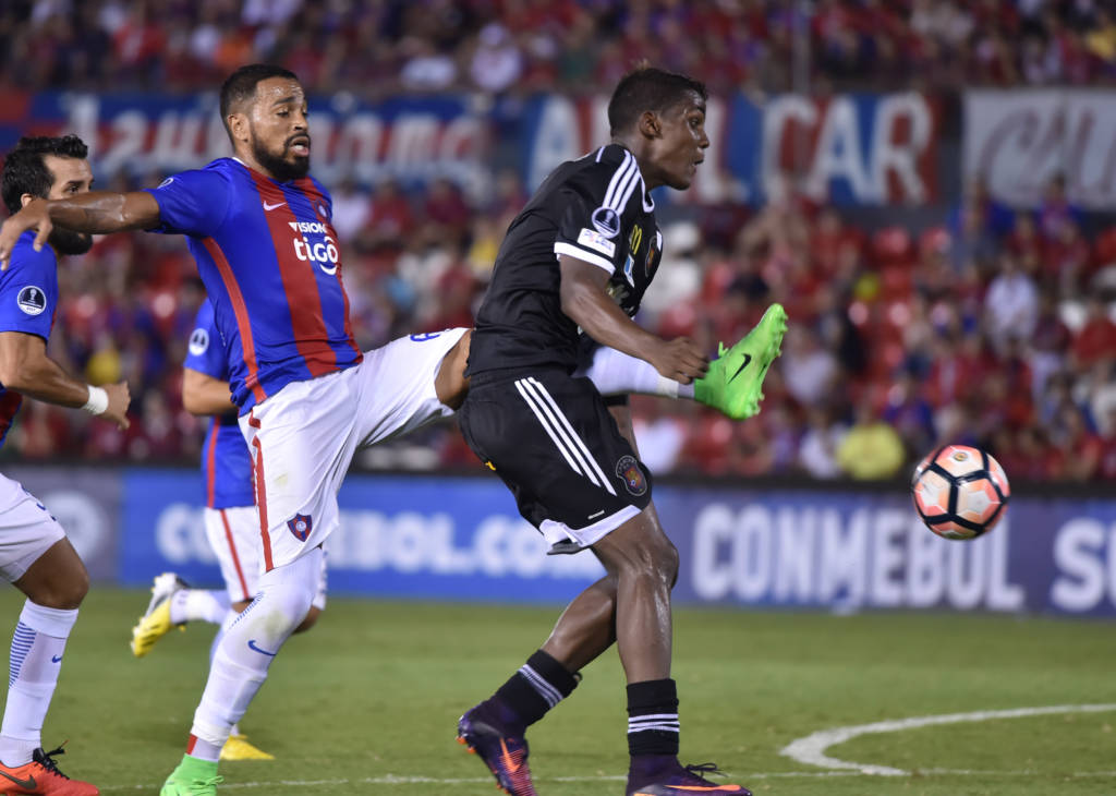O uruguaio Álvaro Pereira, que já passou pelo São Paulo, não conseguiu fazer a diferença para o Cerro (foto: Norberto Duarte/AFP)