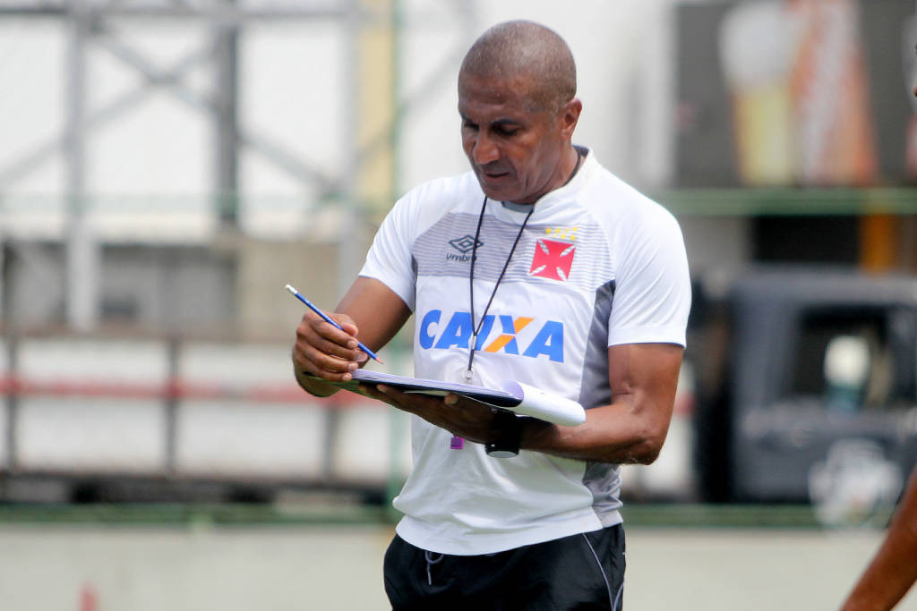 Com a recente chegada de reforços, Henrique pede paciência com Cristóvão (Foto: Paulo Fernandes/Vasco)