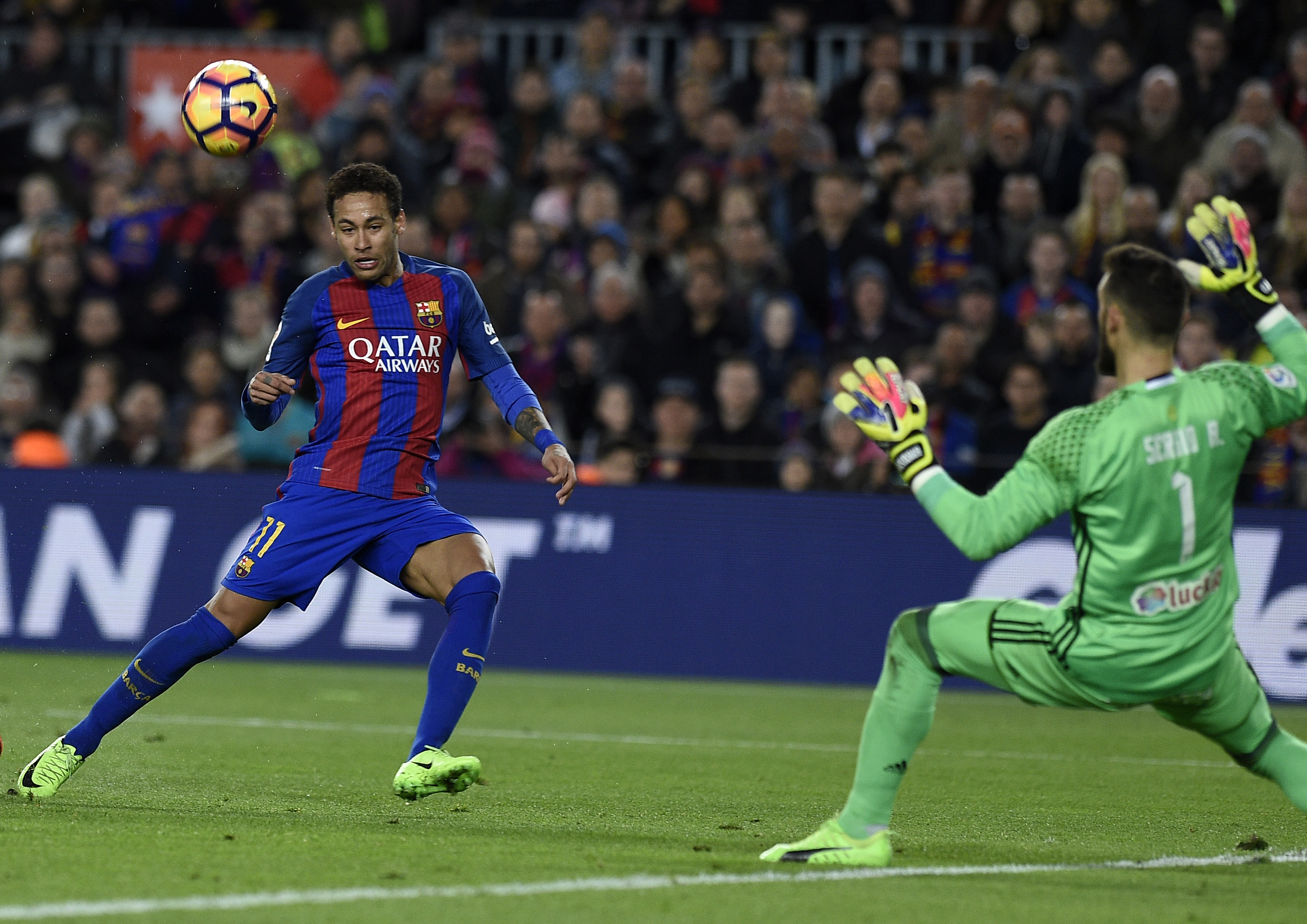 Neymar fez cavadinha para encobrir o goleiro e deixar a sua marca na vitória do Barcelona (Foto: Lluis Gene/AFP)