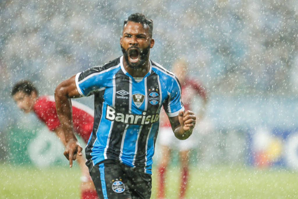 RS - FUTEBOL/CAMPEONATO GAUCO 2017/GRENAL - ESPORTES - Lance da partida entre Gremio e Internacional disputada na noite deste sábado, na Arena, valida pelo Campeonato Gaucho 2017. FOTO: LUCAS UEBEL/GREMIO FBPA