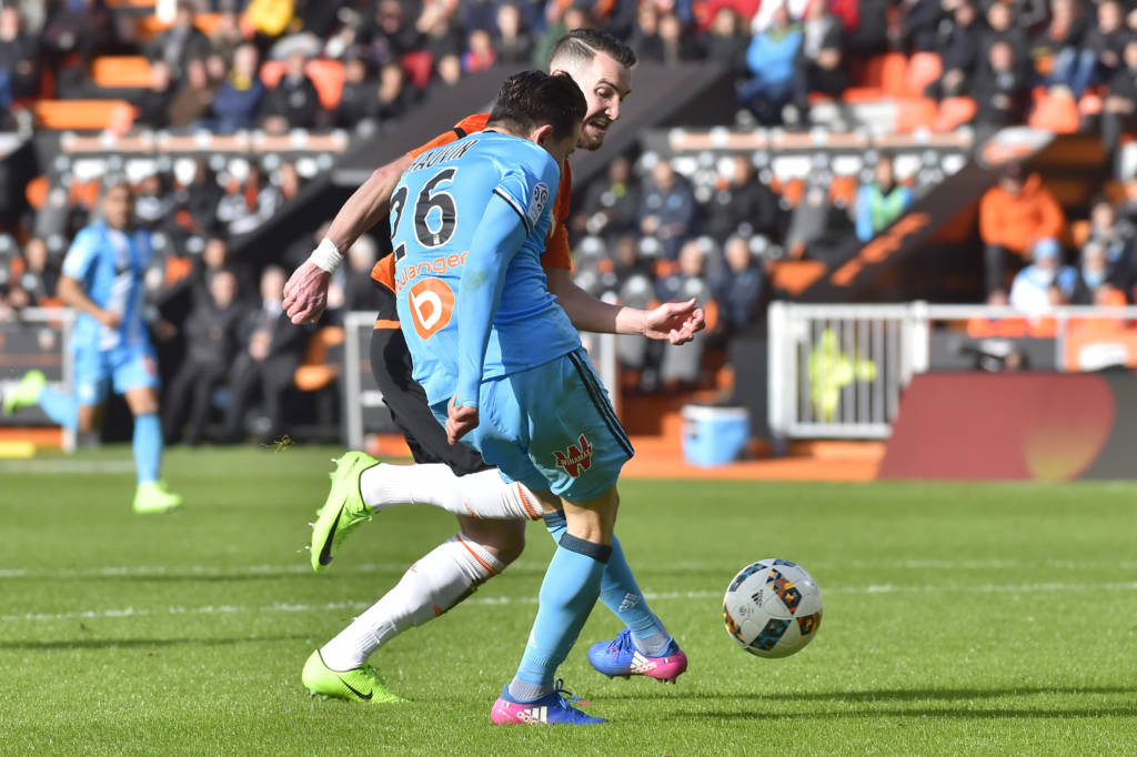 Marseille's French midfielder Florian Thauvin (L) scores a goal during the French L1 football match between Lorient (FCL) and Marseille (OM) at the Moustoir stadium in Lorient, western France, on March 5, 2017. / AFP PHOTO / LOIC VENANCE