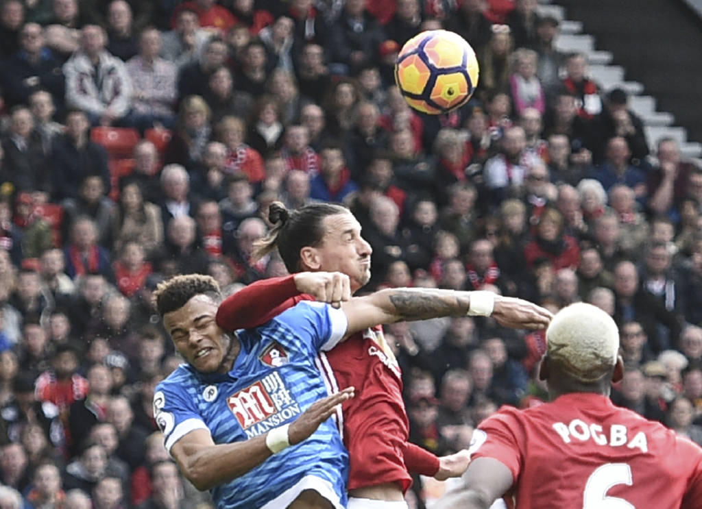 Ibrahimovic acertou cotovelada em defensor do Bournemouth (Foto: Oli Scarff/AFP)