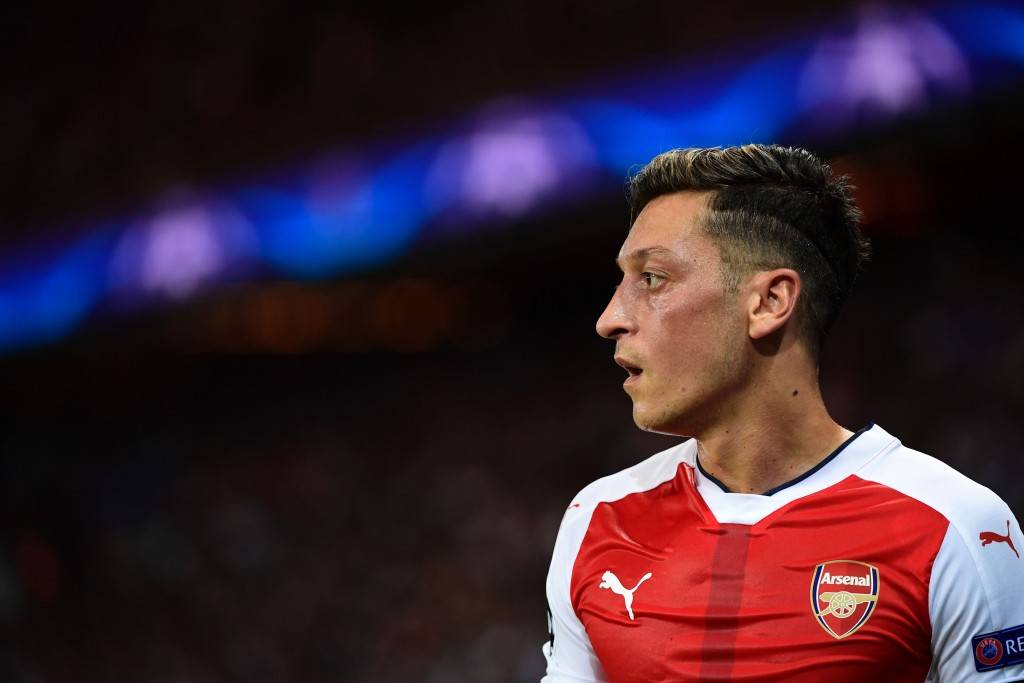 Ozil não estará em campo nesta terça (Foto: Miguel Medina/AFP)
