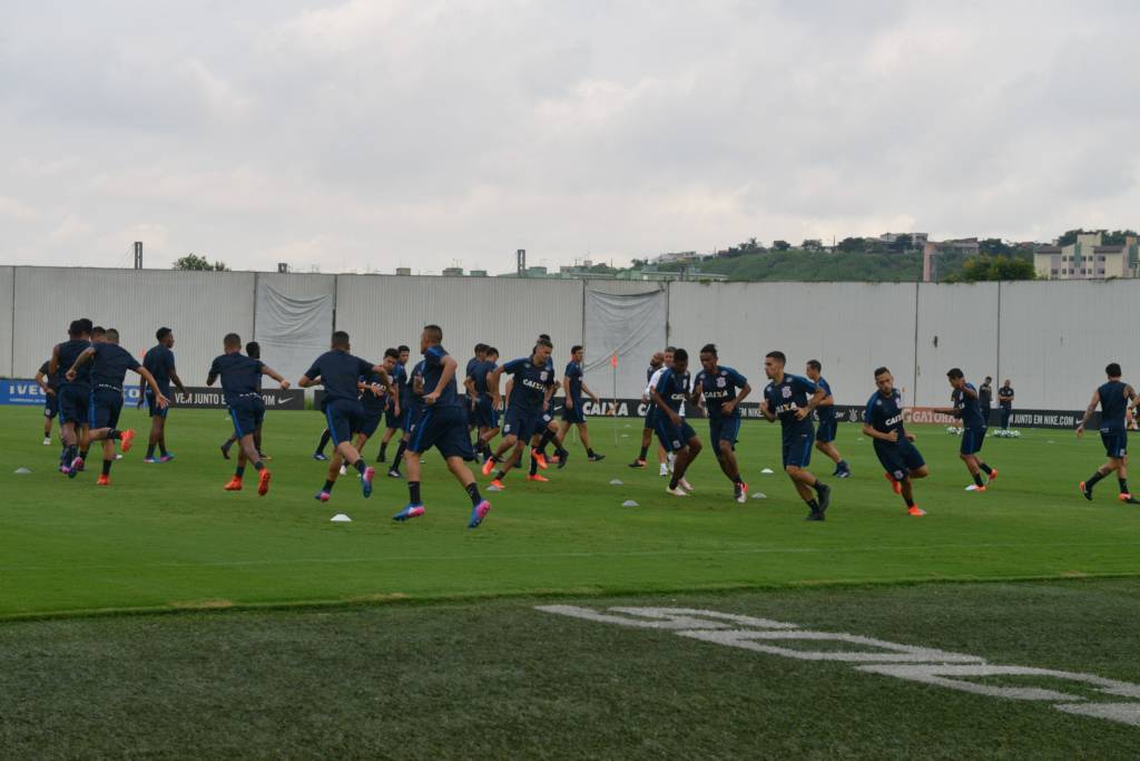 Cássio e Romero não se juntaram aos demais atletas no treinamento em campo (foto: Djalma Vassão/Gazeta Press)