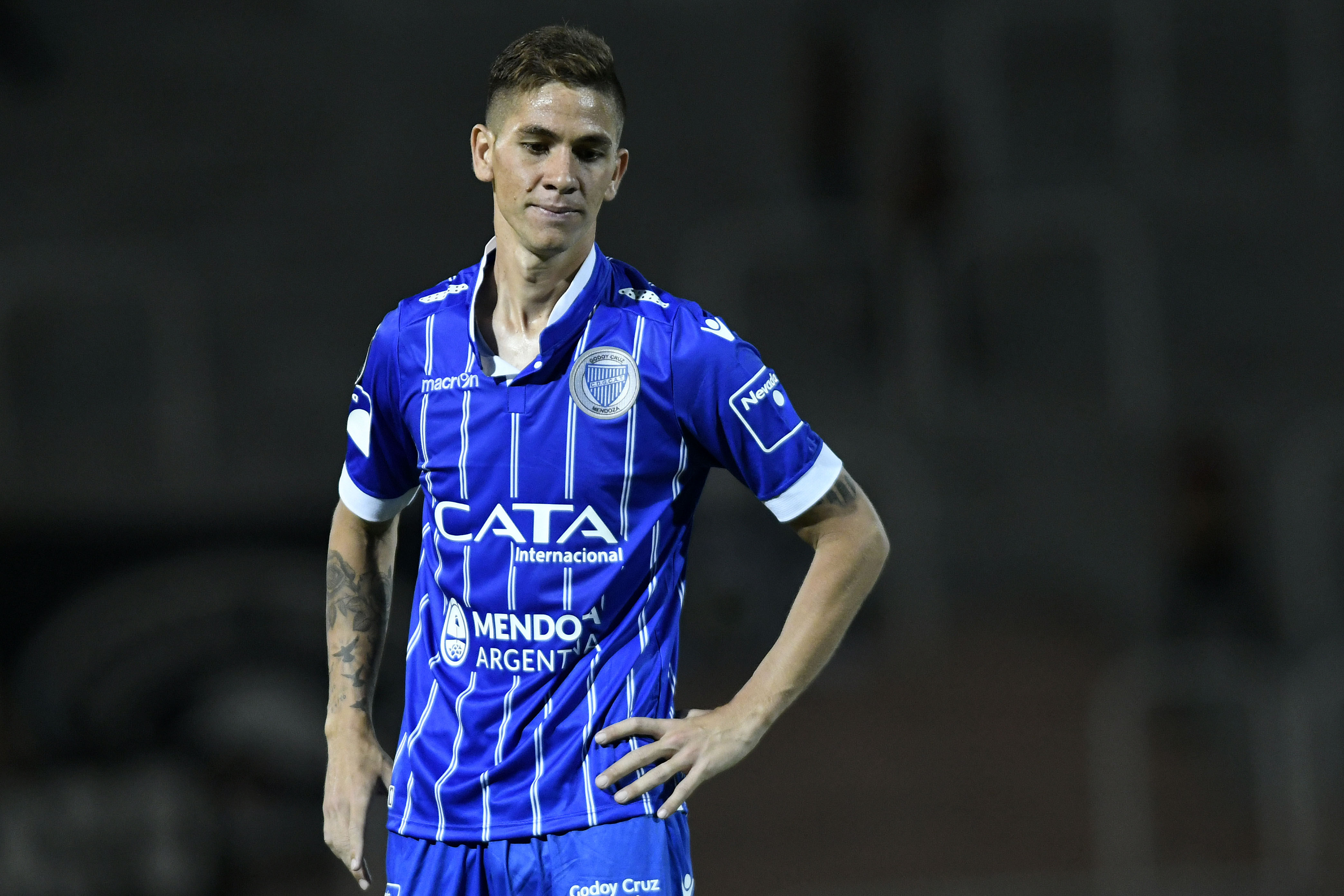 Godoy Cruz saiu na frente, mas acabou cedendo o empate (Foto: AFP/Andres Larrovere)