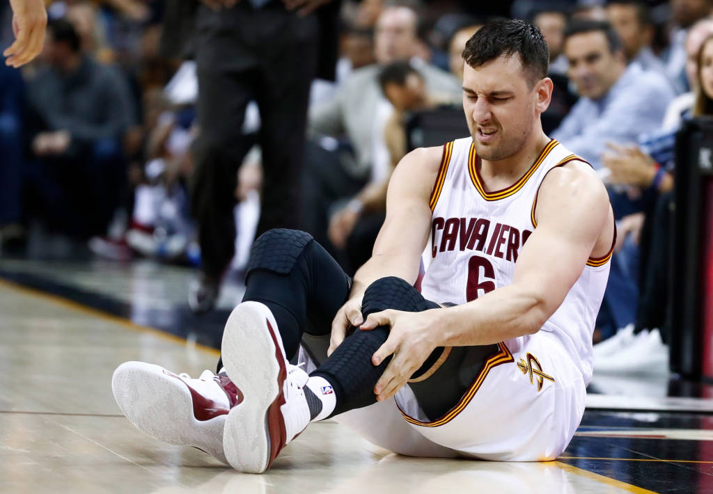 Bogut se lesionou logo em sua estreia pelos Cavs (Foto: Gregory Shamus/Getty Images/AFP)