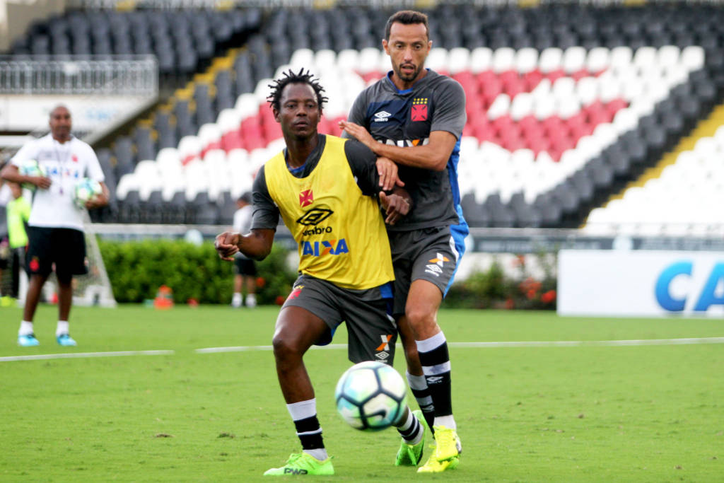 Ao lado de Wagner, Nenê volta ao meio-campo do Vasco contra o Vitória (Foto: Paulo Fernandes/Vasco)