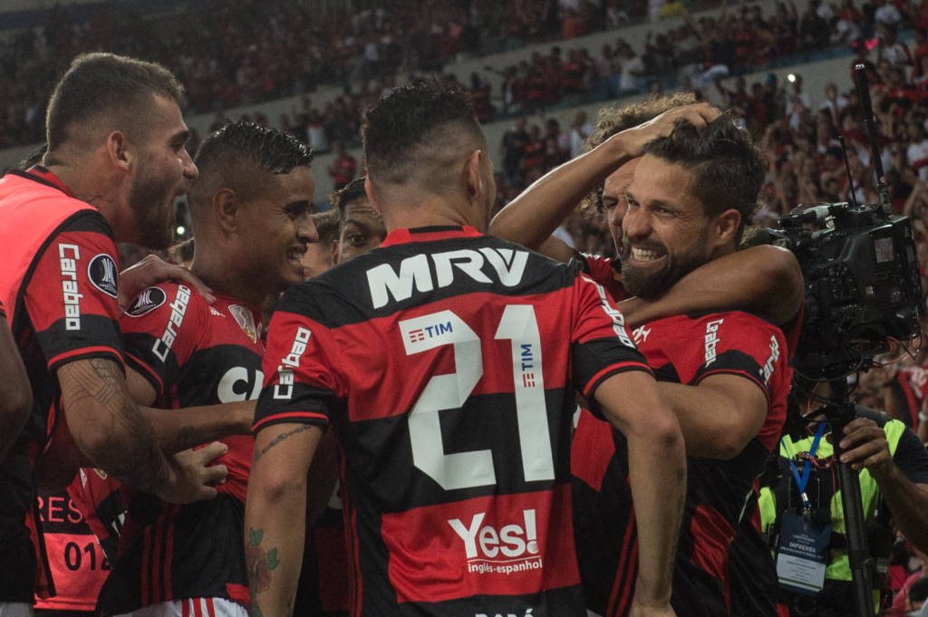 Diego marcou um gol de falta e mostrou toda sua liderança dentro de campo nesta quarta (AFP PHOTO / YASUYOSHI CHIBA)