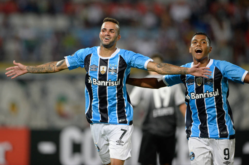 Luan marcou o segundo gol do Grêmio em cobrança de pênalti (Foto: AFP PHOTO / FEDERICO PARRA)