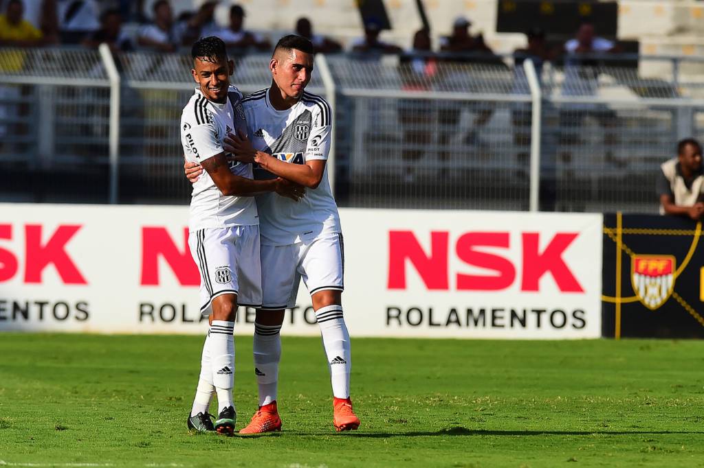 Lucca aproveitou a barreira malformada e a demora de Cássio para saltar e abriu o marcador (foto: Sergio Barzaghi/Gazeta Press)