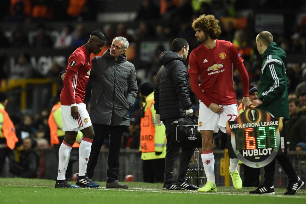 Manchester United perdeu Pogba logo no início do segundo tempo por lesão (Foto: Oli Scarff/AFP)