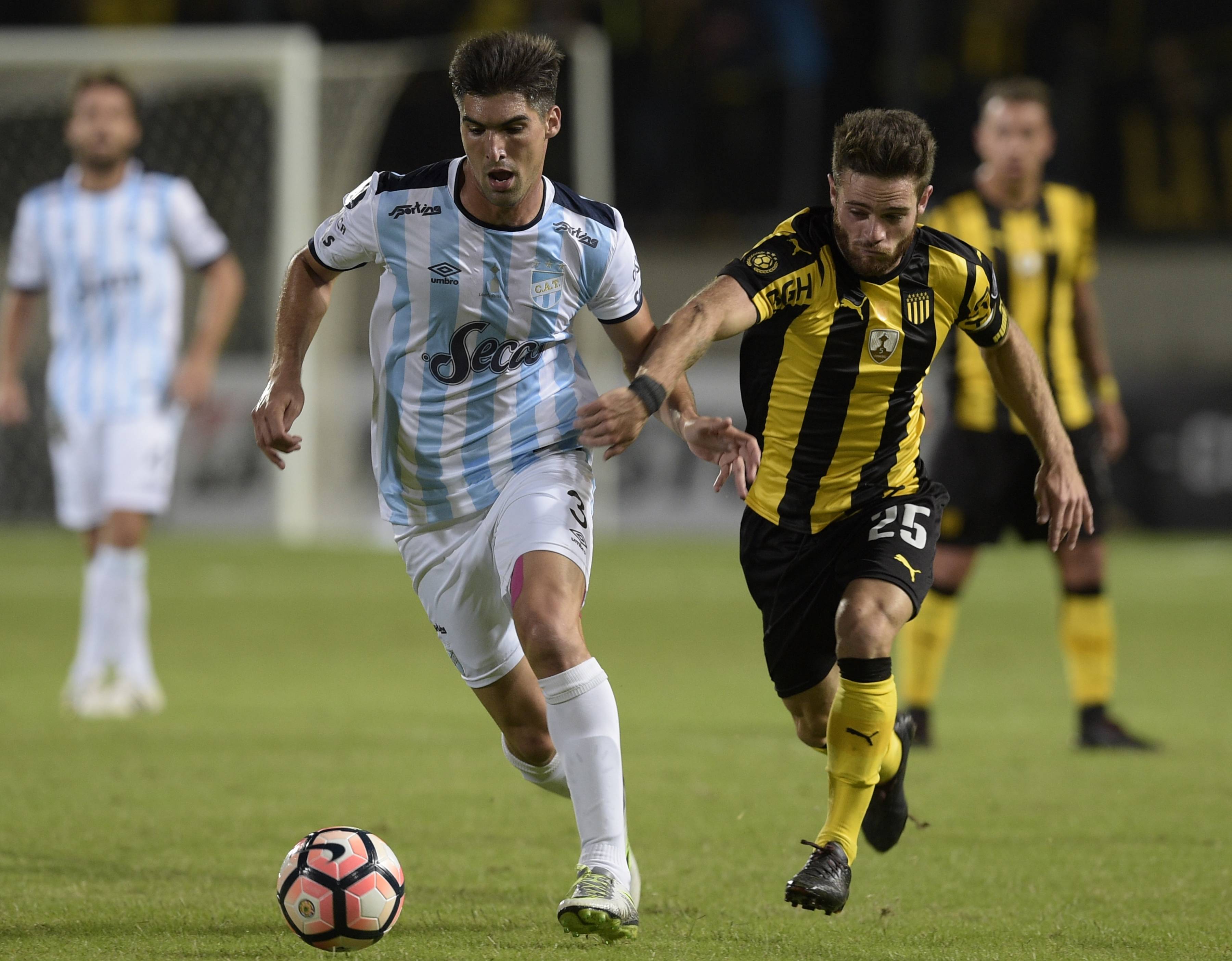 Atlético Tucumán tomou dois gols em apenas dois minutos (Foto: AFP/MIGUEL ROJO)