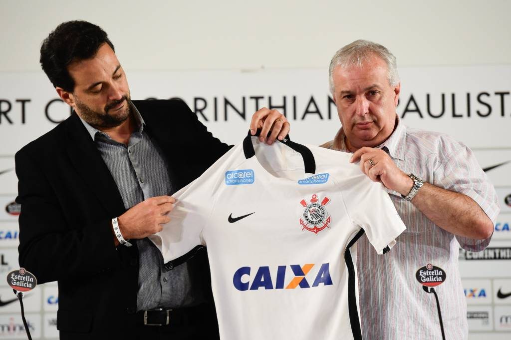 Camisa com novo patrocínio foi exibida uma hora antes do jogo (foto: Fernando Dantas/Gazeta Press)