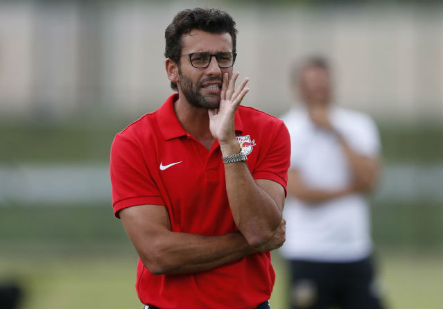 Alberto Valentim tenta embalar no comando do Red Bull (Foto: Divulgação/Red Bull)