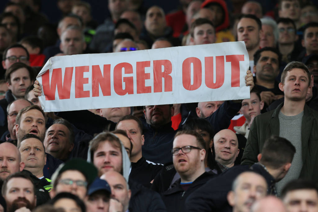 Torcida quer a saída de Arsene Wenger (Foto: Lindsey Parnaby/AFP)
