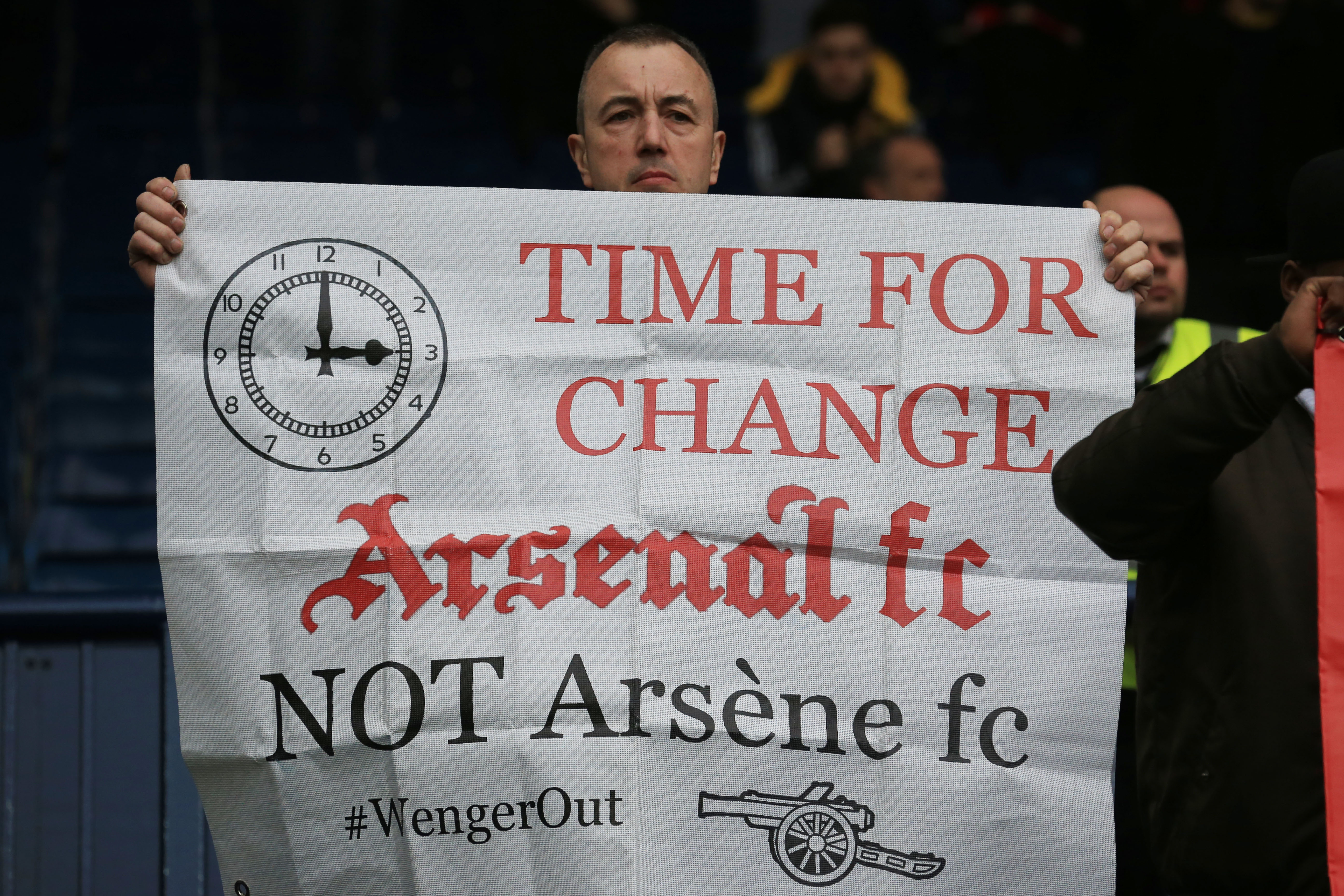 Torcedores voltaram a protestar contra Wenger (LINDSEY PARNABY/AFP)