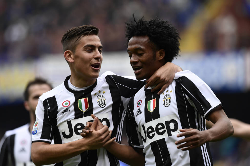 Cuadrado (à direita) marcou o gol da vitória (Foto: Miguel Medina/AFP) 