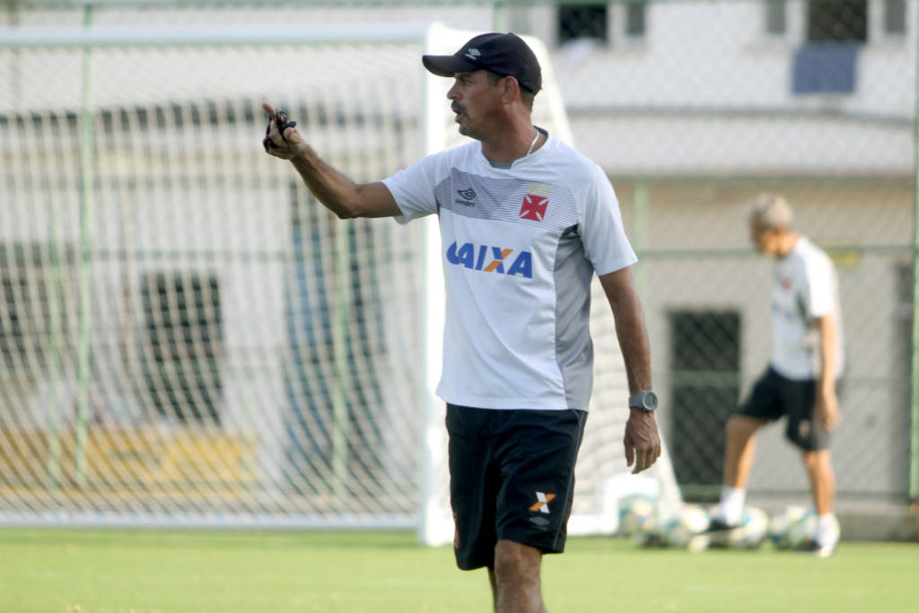 Valdir terá a chance de comandar o Vasco em um clássico (Foto: Paulo Fernandes/Vasco.com.br)