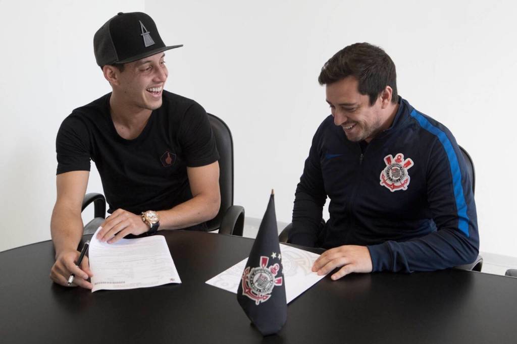 Rodriguinho renovou com o Corinthians até o final de 2019 (Foto: Daniel Augusto Jr./Ag. Corinthians)