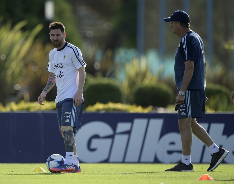 Argentina's coach Edgardo Bauza (R) talks to forward Lionel Messi during a training session in Ezeiza, Buenos Aires, on March 21, 2017 ahead of their World Cup South American qualifier football matches against Chile and Venezuela. / AFP PHOTO / Juan MABROMATA