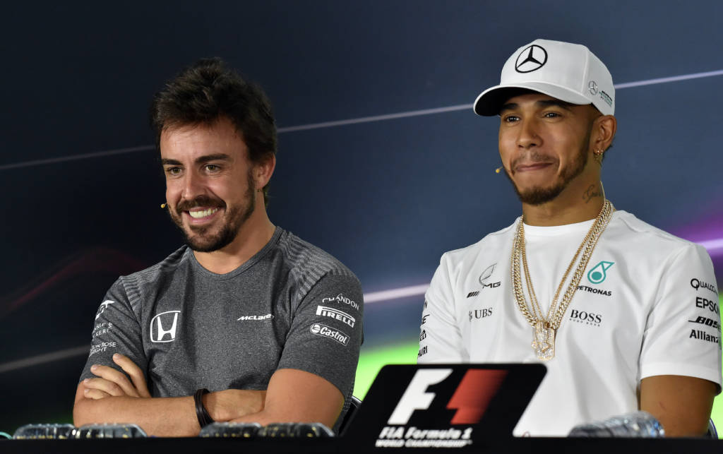 Mercedes' British driver Lewis Hamilton and McLaren's Spanish driver Fernando Alonso (L) smile on a question during a press conference in Melbourne on March 23, 2017, ahead of the Formula One Australian Grand Prix. / AFP PHOTO / SAEED KHAN / -- IMAGE RESTRICTED TO EDITORIAL USE - STRICTLY NO COMMERCIAL USE --
